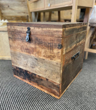 Load image into Gallery viewer, Trunk - Wooden Square