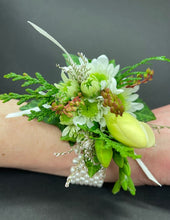 Load image into Gallery viewer, Corsage - Wrist
